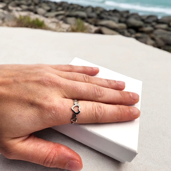 5 Hearts Stainless Steel Ring, size 7 - Picture 3 of 5